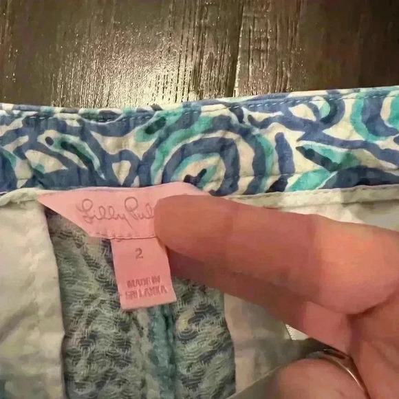 Women Lilly Pulitzer Blue Chasing Tail Fish Addie Shorts Size 2 - Picture 4 of 4